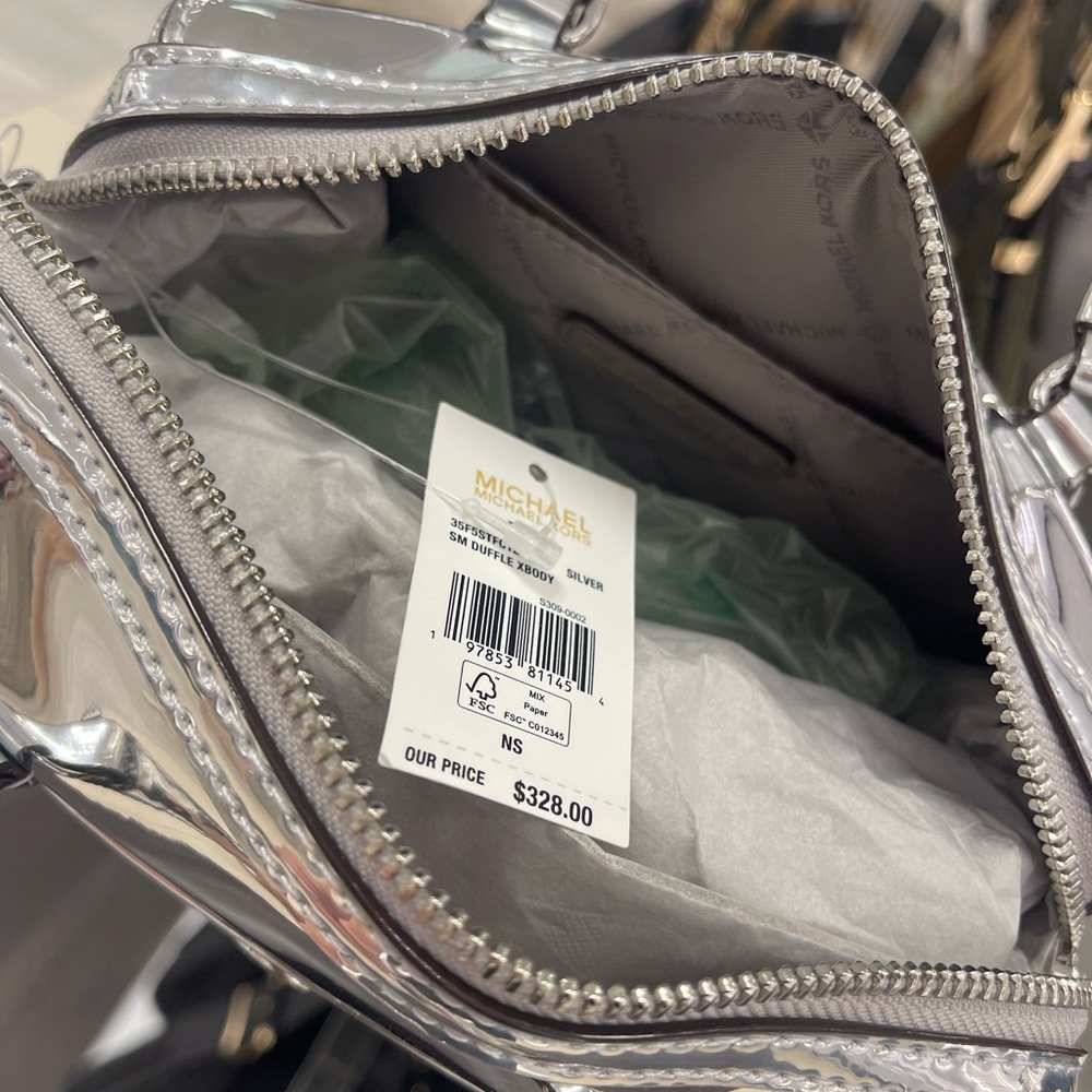 MICHAEL KORS Jet Set Small Patent Duffel Xbody Crossbody Bag
Silver
NWT - Picture 9 of 16
